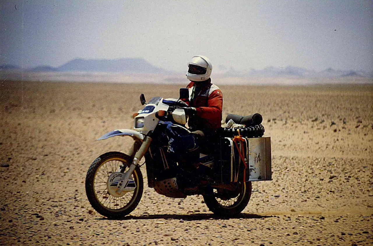 Suzuki DR-600 trail motor in de Sahara woestijn