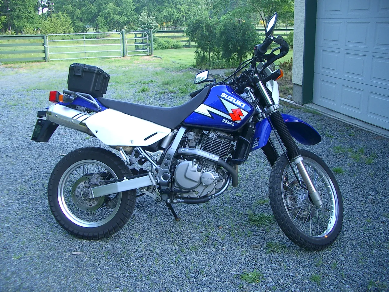 Suzuki DR650S in blauw zijaanzicht