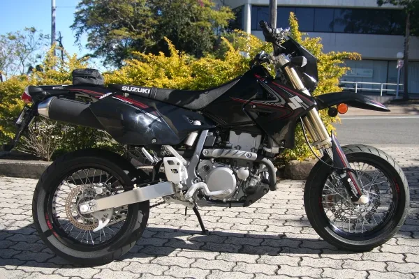 Suzuki DR-Z400SM 2007 supermoto zijaanzicht