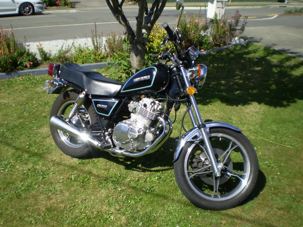 Suzuki GN 250 2004 model zijaanzicht