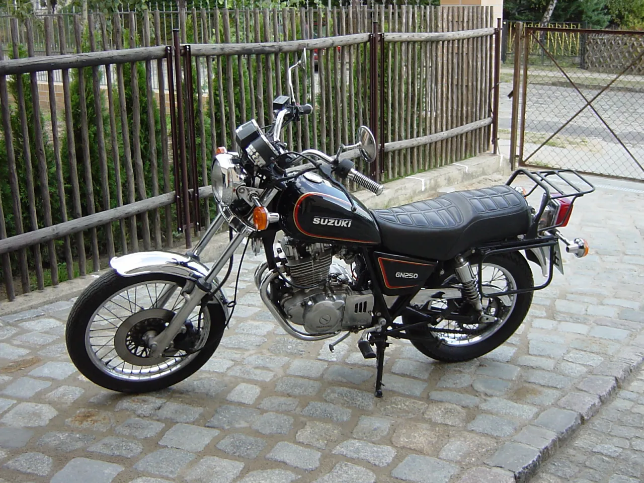 Suzuki GN 250 klassieke motor zijaanzicht