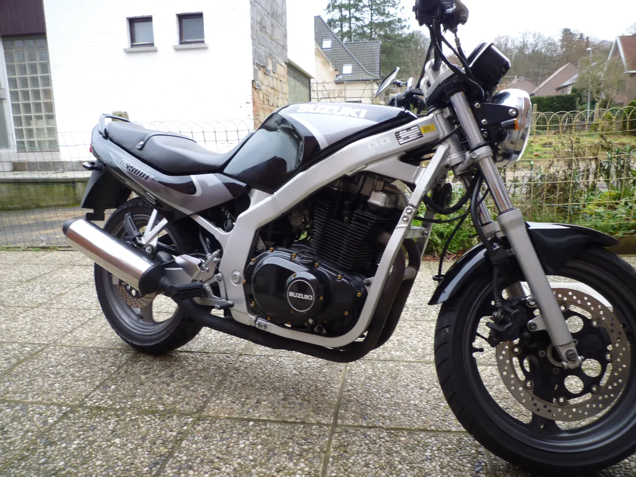 Rode Suzuki GS500 zijaanzicht