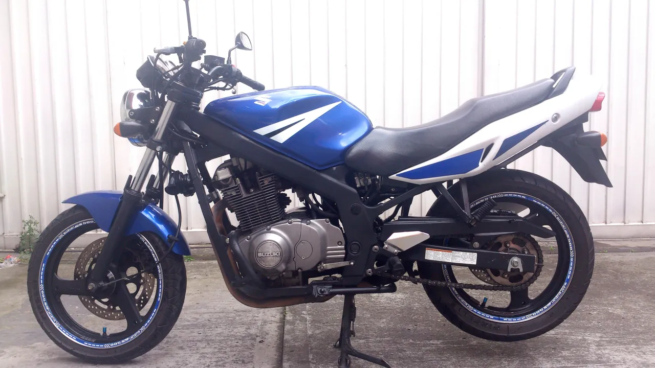 Suzuki GS500 naked zijaanzicht