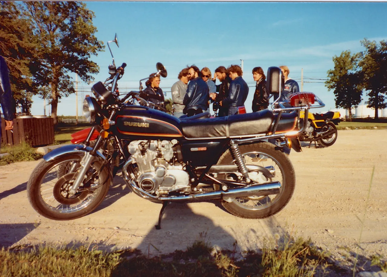 Suzuki GS550 zijaanzicht