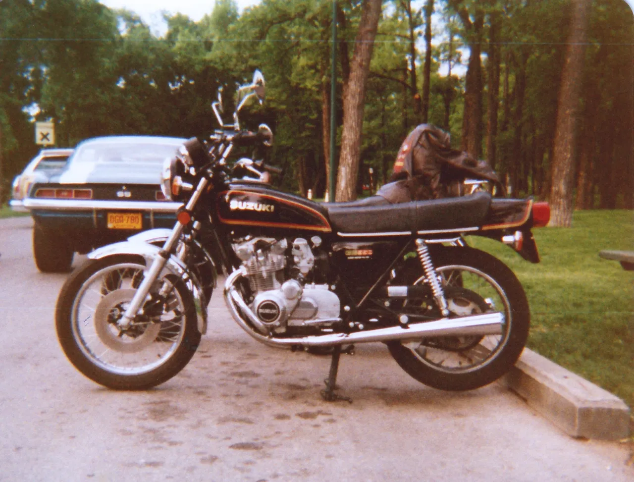 Suzuki GS550 detail zijaanzicht