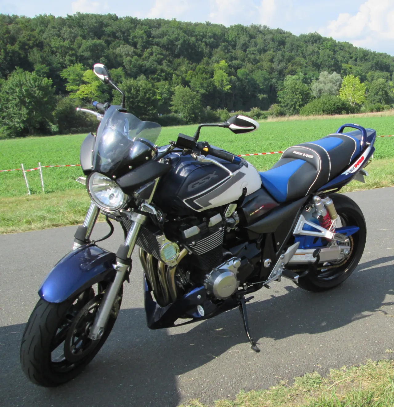 Suzuki GSX1400 in zwart-blauw kleurstelling