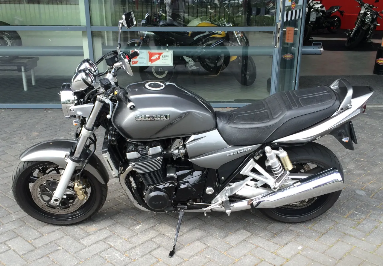Suzuki GSX1400 in Galaxy Silver Metallic, linker zijaanzicht