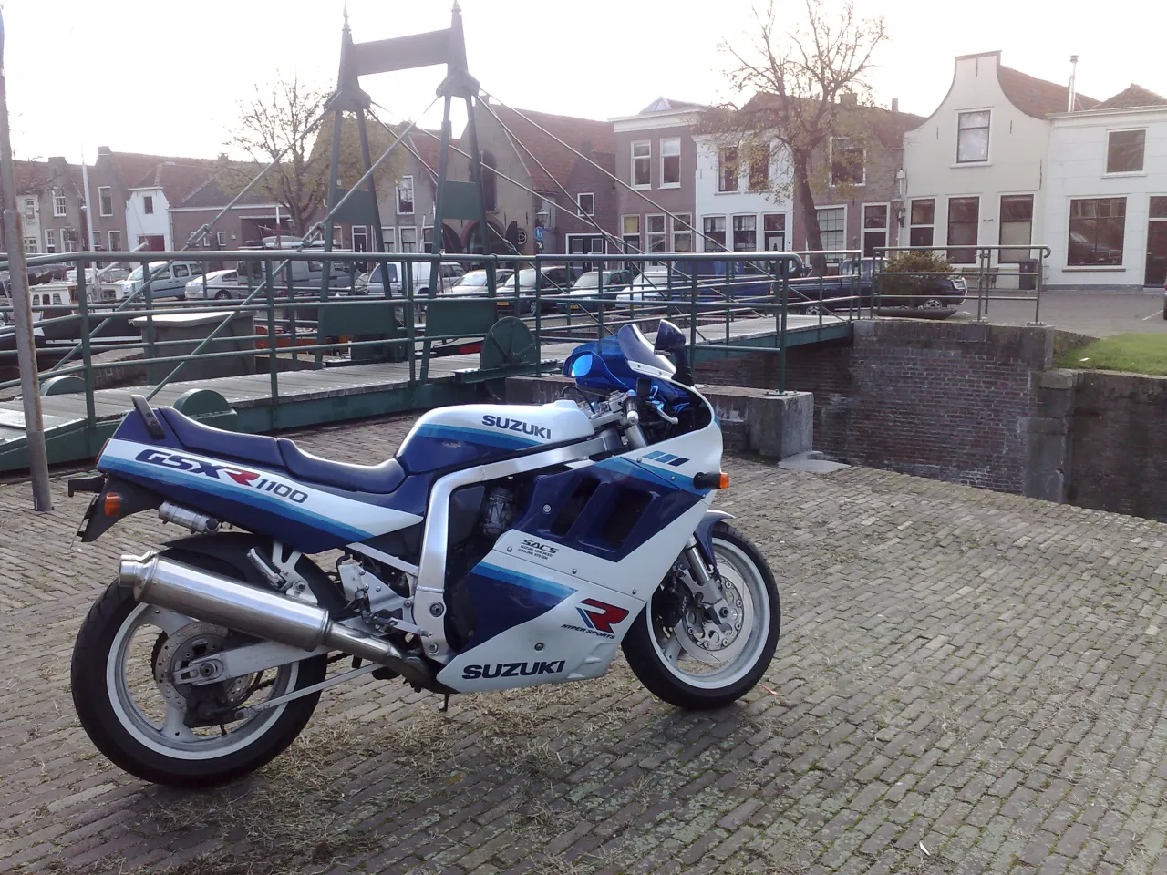 Suzuki GSX-R 1100 uit 1990 zijaanzicht