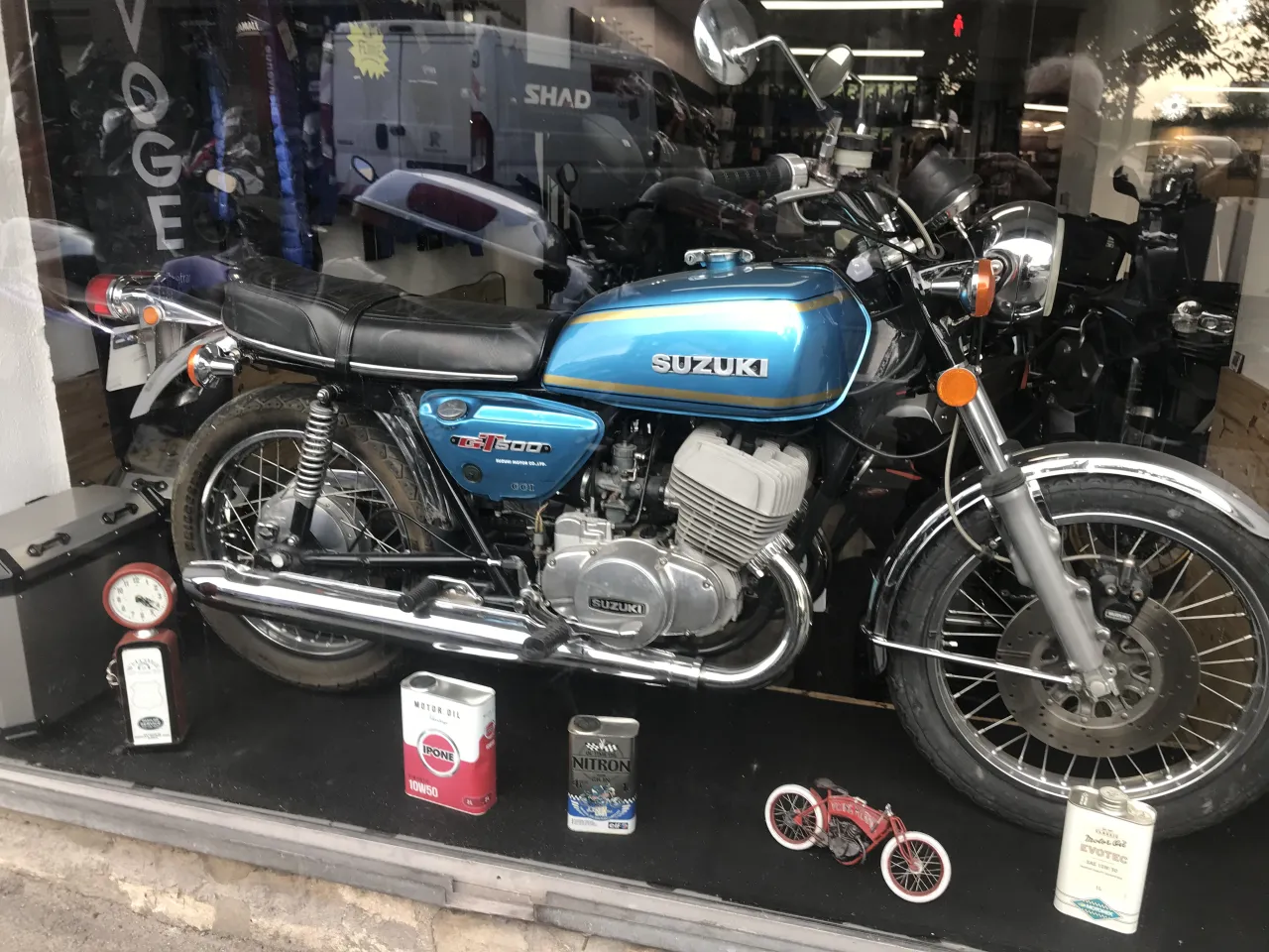 Suzuki GT-500 1976 klassieke tweetakt motor zijaanzicht