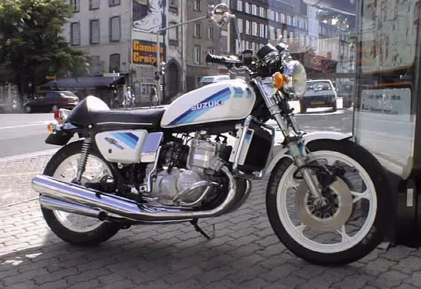 Suzuki GT750 in witte kleur zijaanzicht