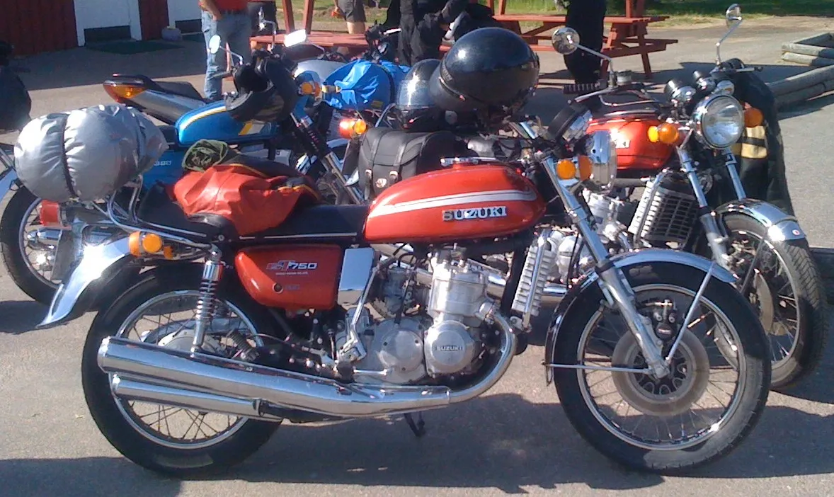 Suzuki GT750 tweetakt driecilinder in rood zijaanzicht