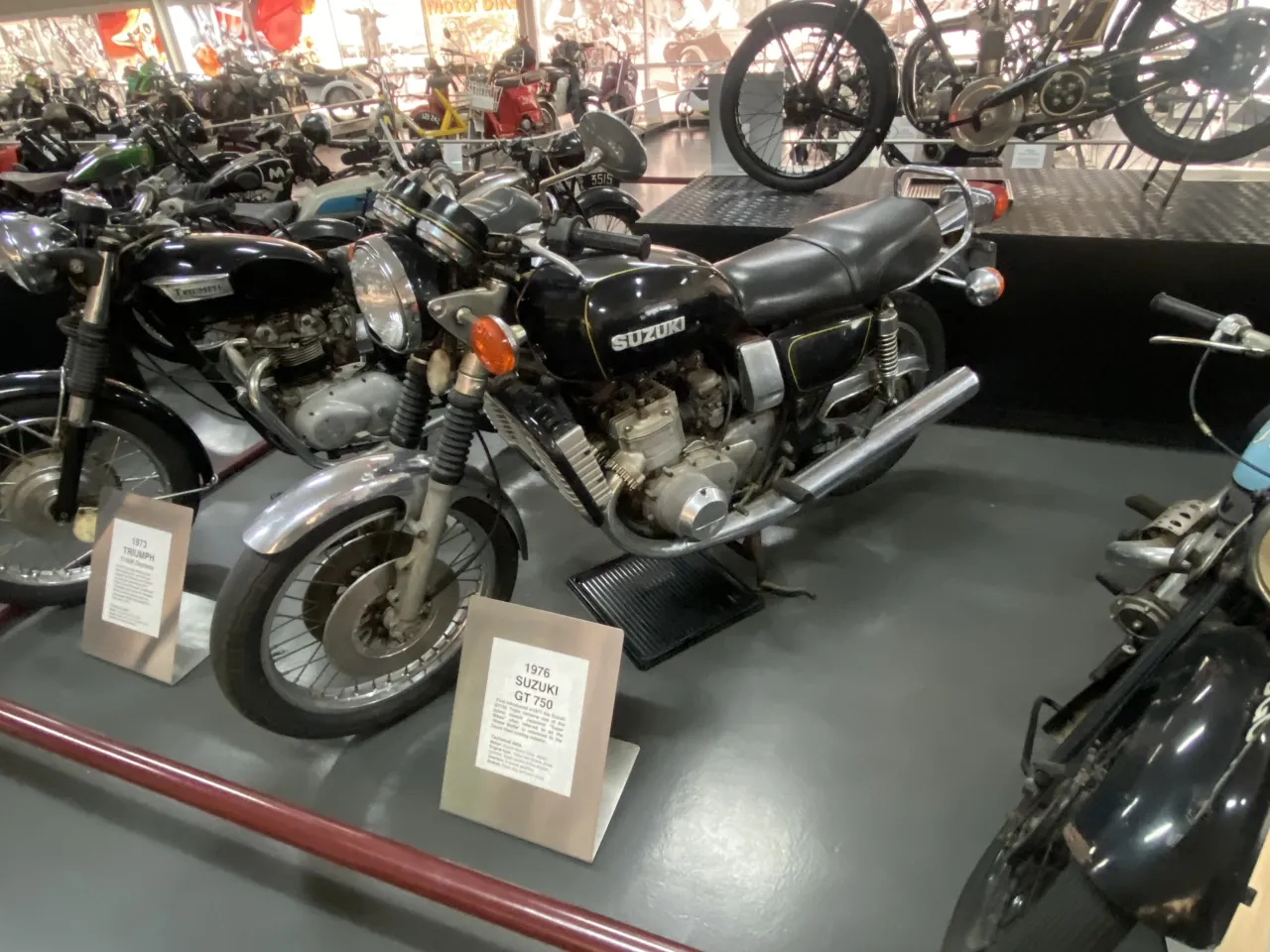 Suzuki GT750 uit 1976 in het National Motor Museum