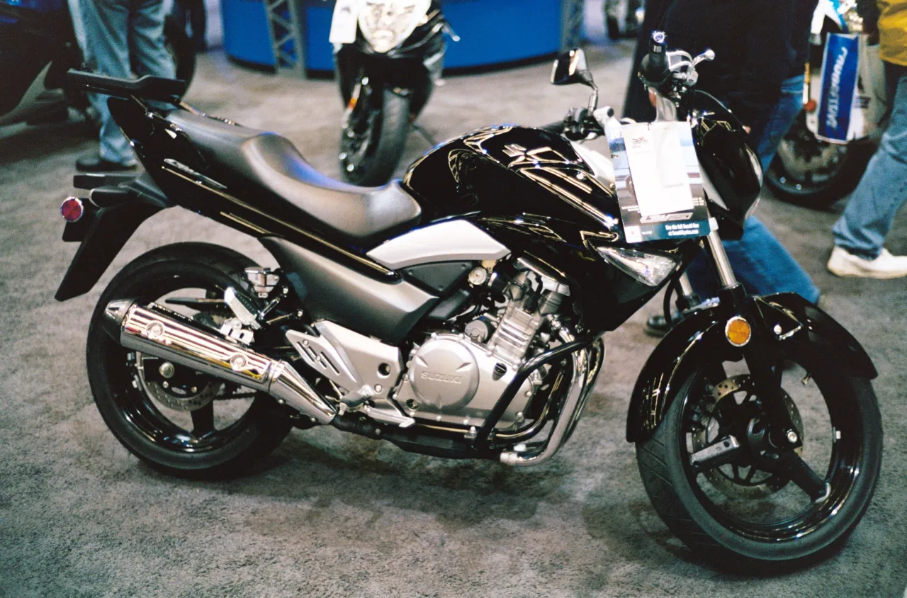 Suzuki Inazuma 250 2014 zijaanzicht