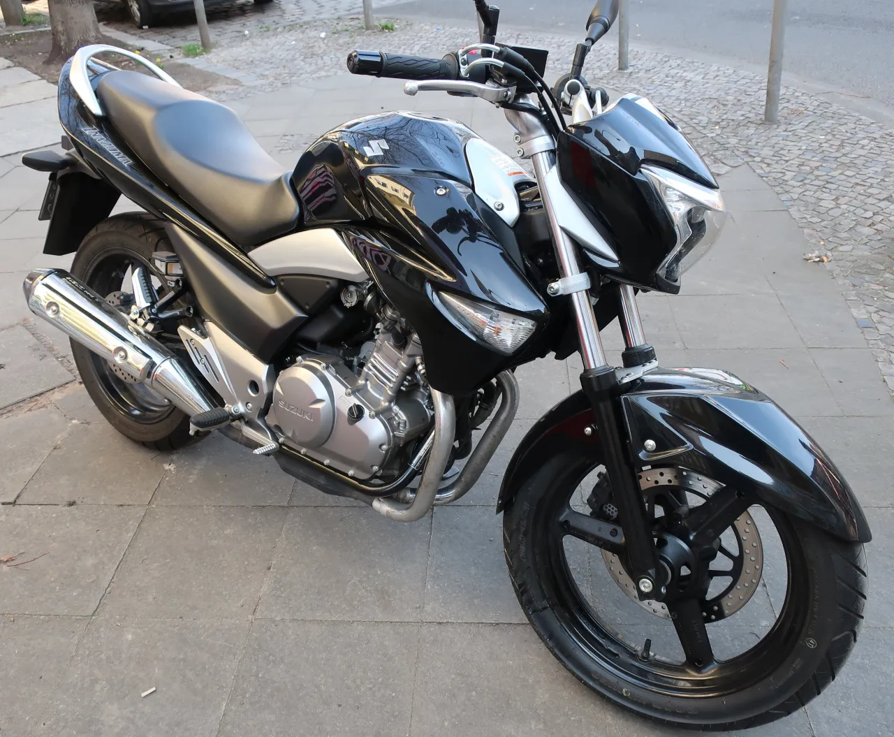 Suzuki Inazuma 250 GW250 zijaanzicht