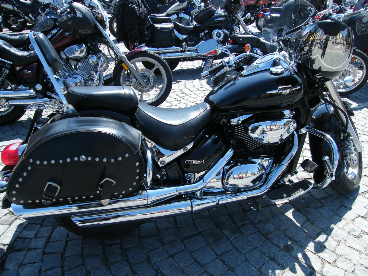 Suzuki Intruder C800 cruiser side view
