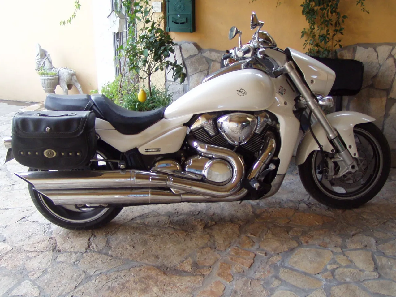 Suzuki Intruder M1800 geparkeerd in Potomje