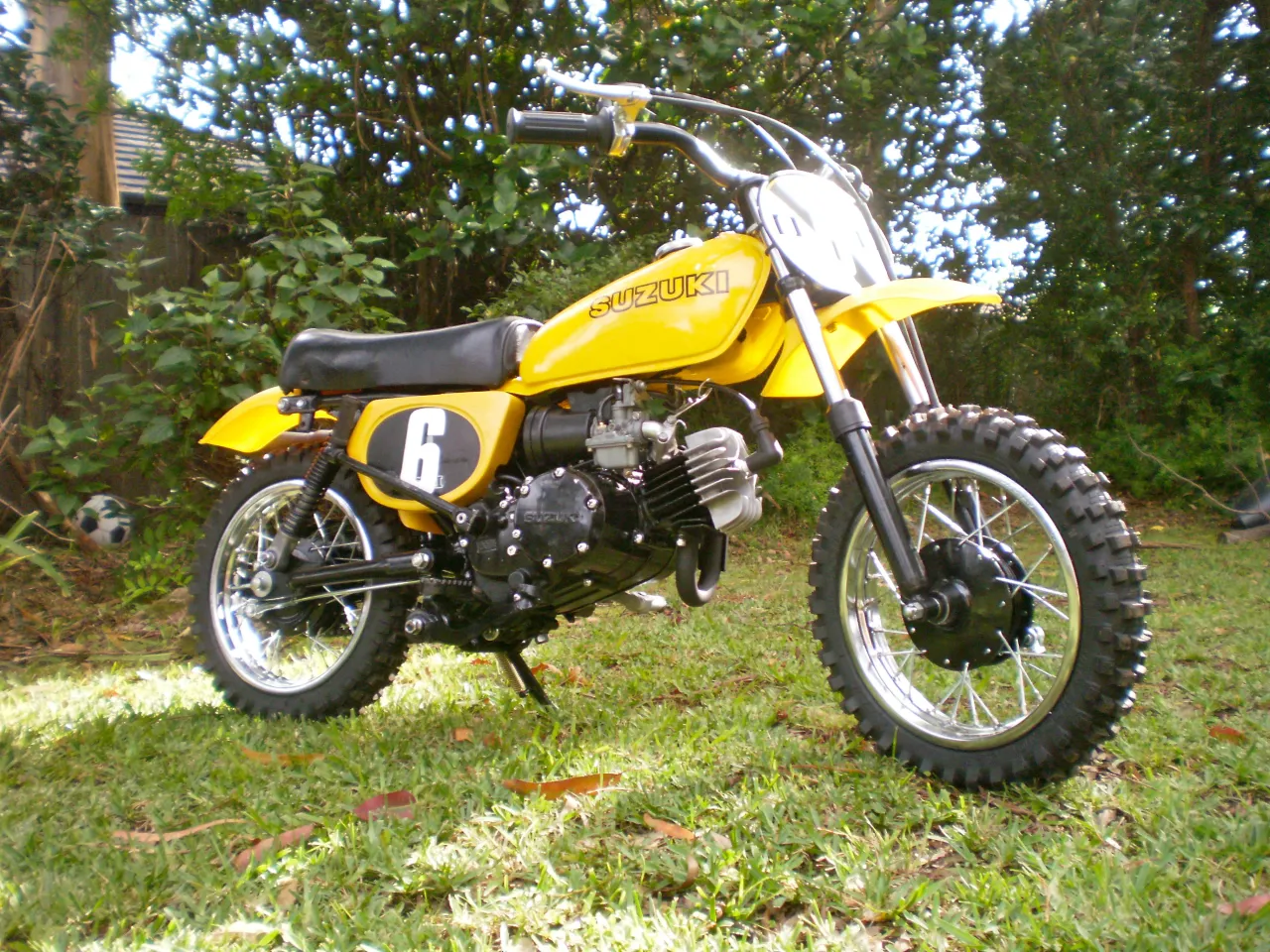 Suzuki JR50 minibike uit 1978, zijaanzicht