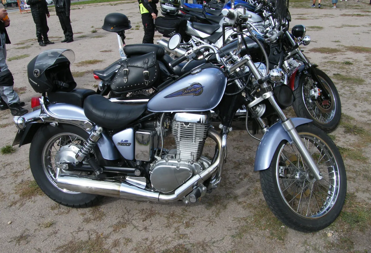 Suzuki LS650 Savage cruiser zijaanzicht