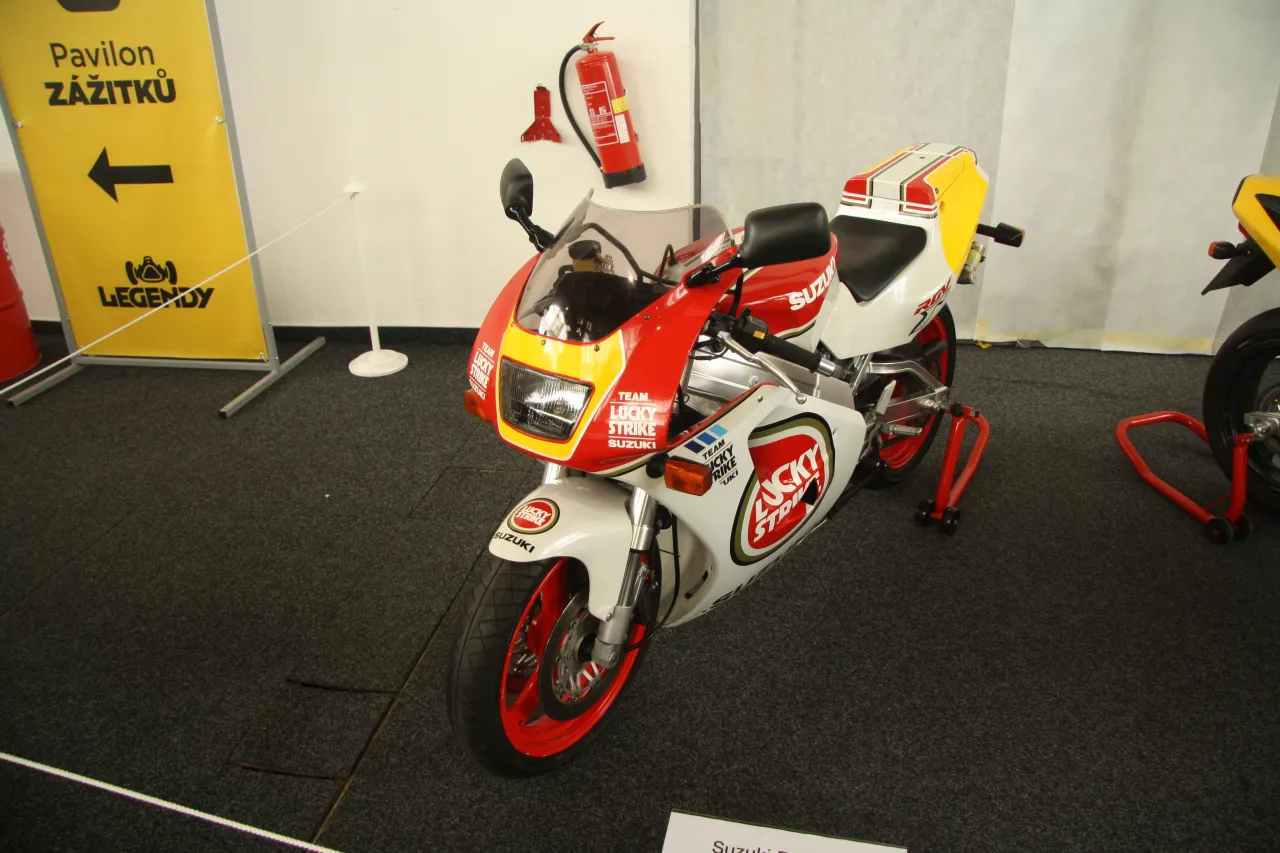 Suzuki RGV 250 uit 1991 op klassieke motorshow in Praag