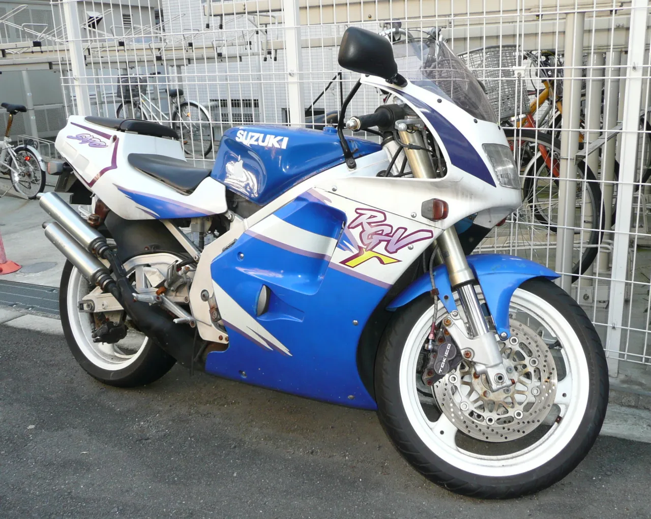 Suzuki RGV250 VJ22A tweede generatie zijaanzicht