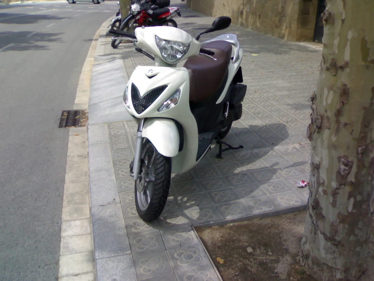 Suzuki Sixteen 150 scooter zijaanzicht in Barcelona