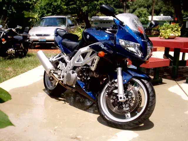 Suzuki SV 1000 S halfgekuipte sportmotor blauw