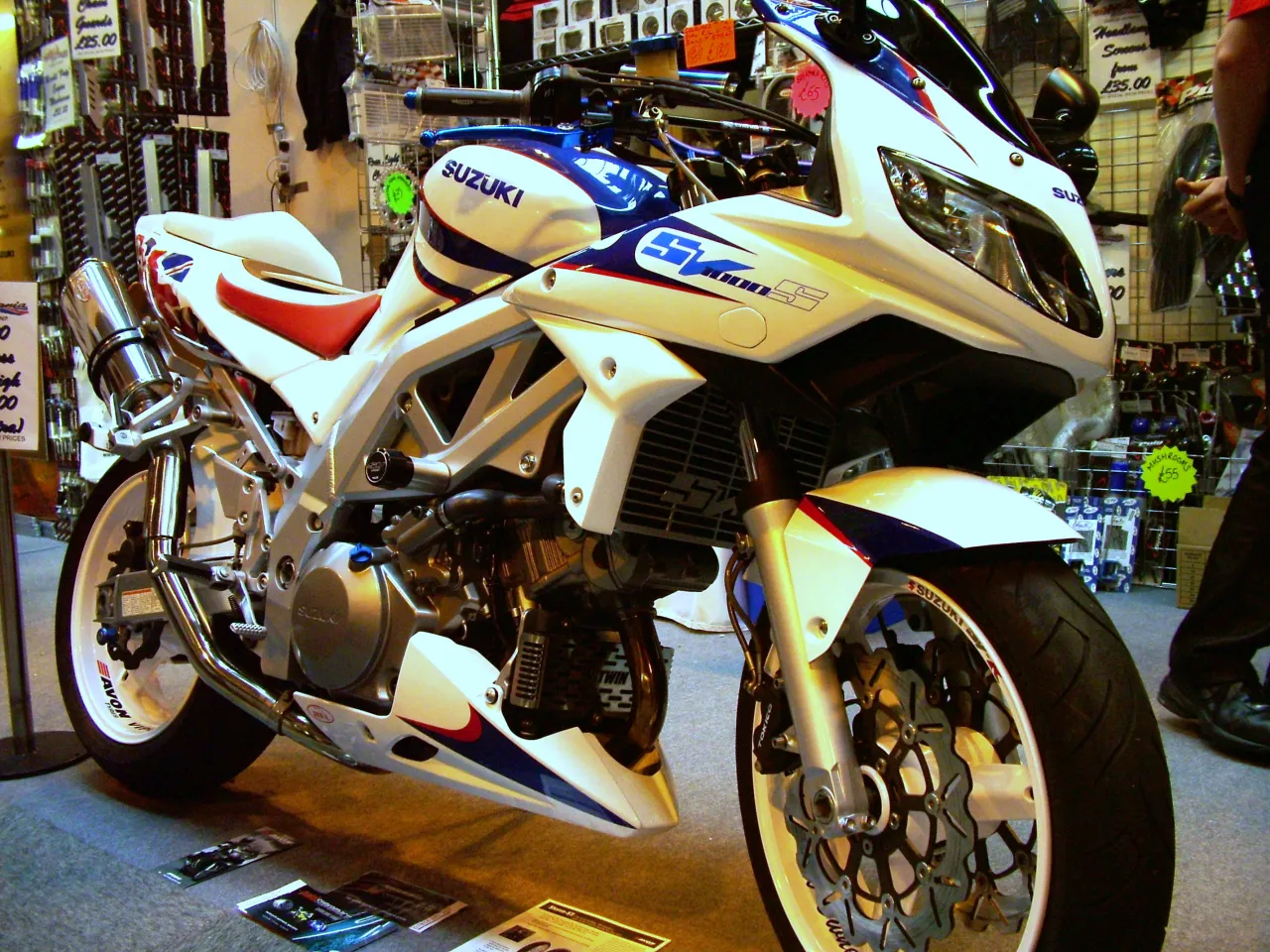 Suzuki SV 1000 S witte uitvoering zijaanzicht