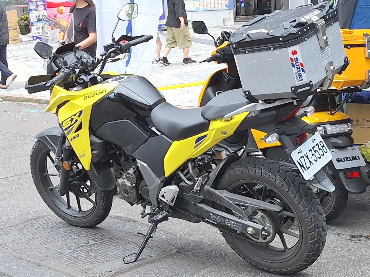 Suzuki V-Strom 250 linkeraanzicht