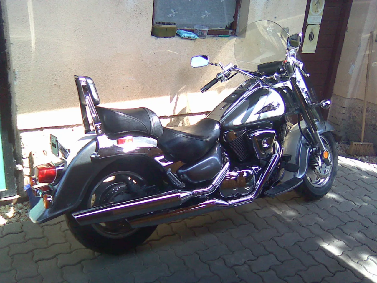 Suzuki VL1500 Intruder LC cruiser side profile