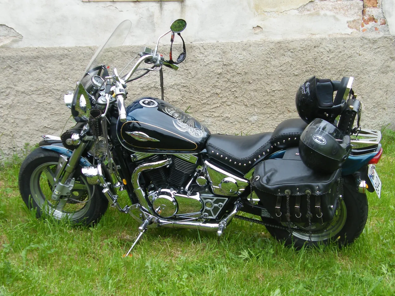 Suzuki VZ 800 Marauder cruiser in side view