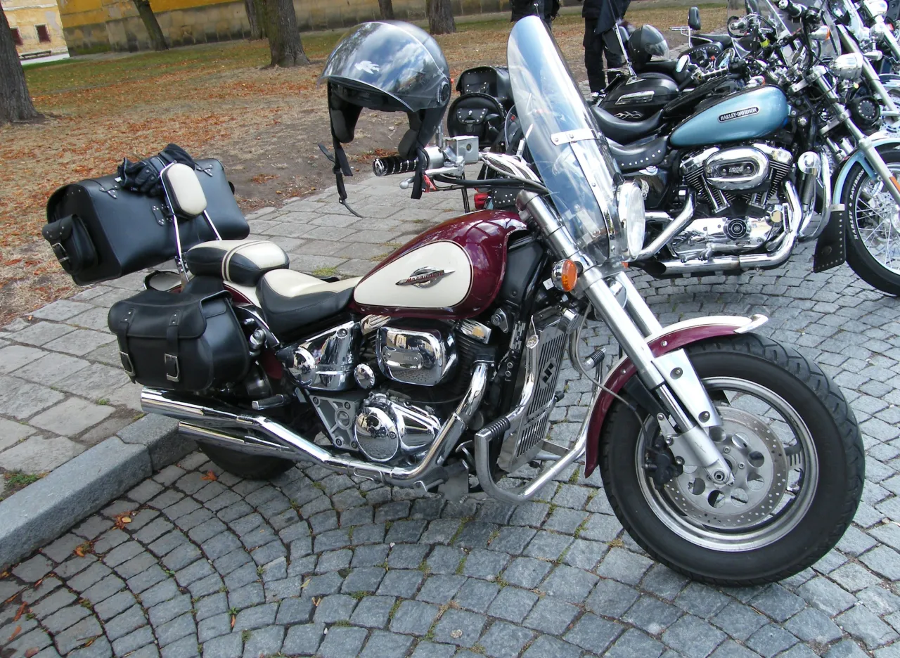 Suzuki VZ 800 Marauder front quarter view