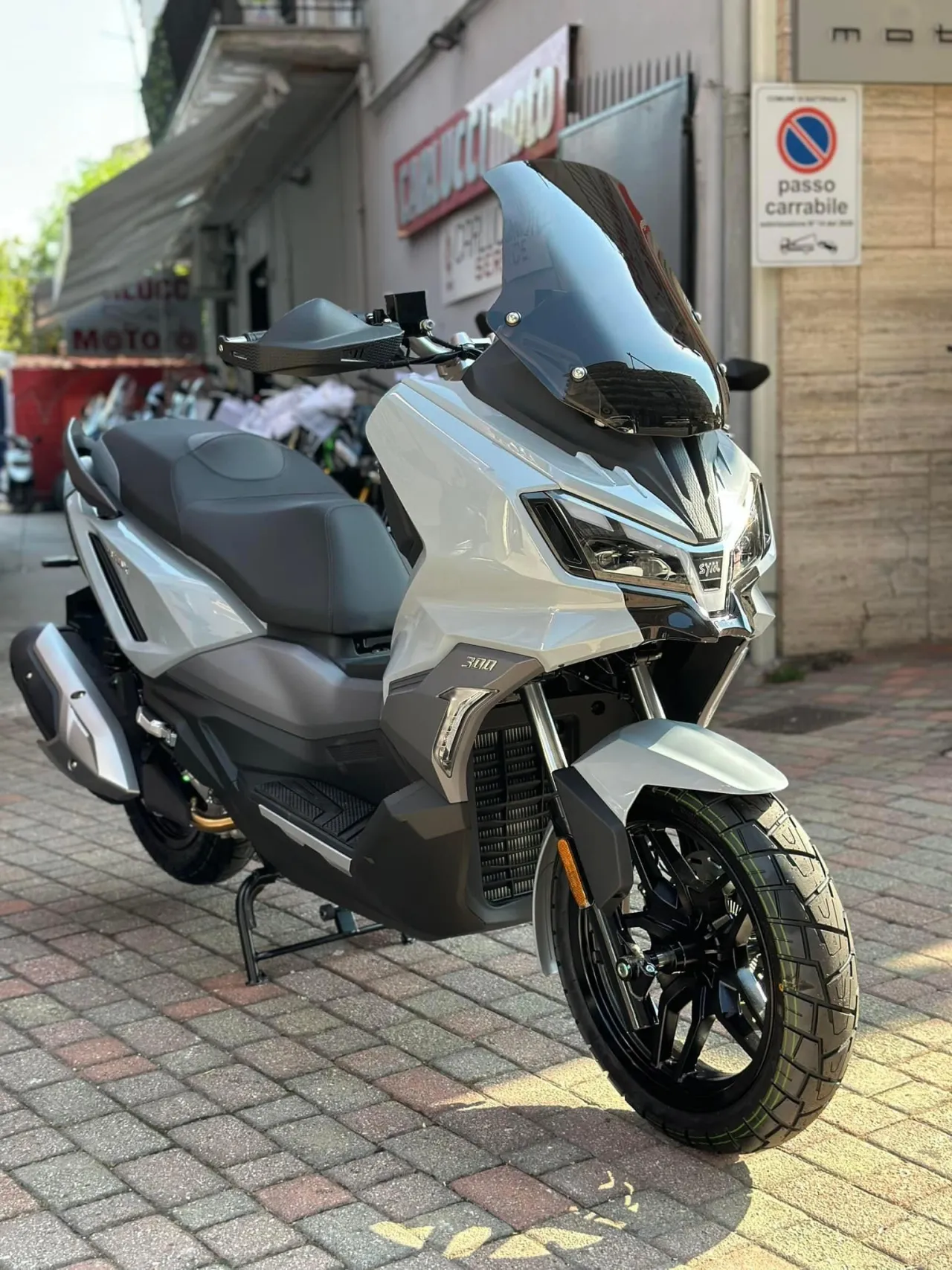 SYM ADX 300 adventure scooter zijaanzicht