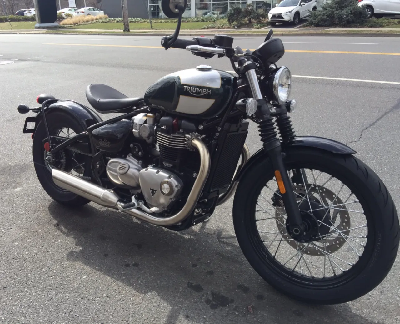 Triumph Bonneville Bobber driekwart vooraanzicht