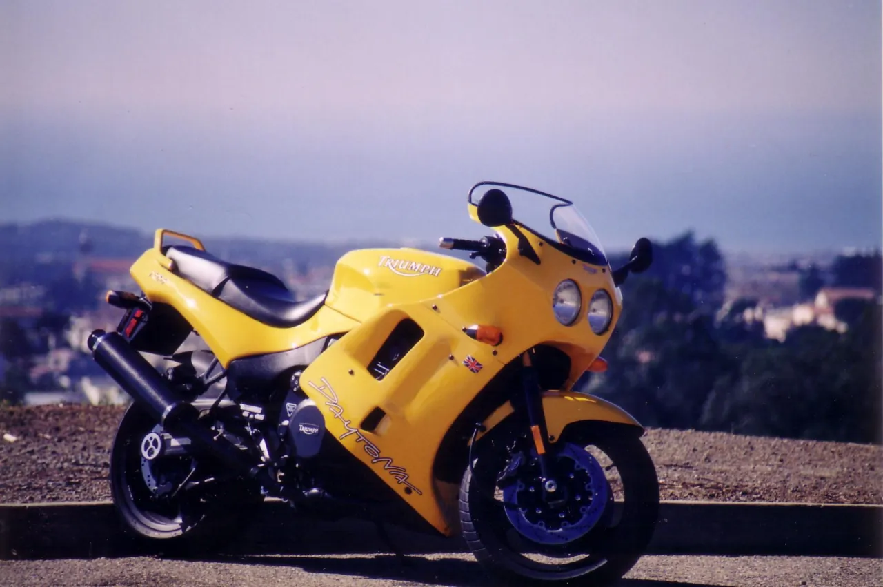 Triumph Daytona 1200 Britse sport motor zijaanzicht