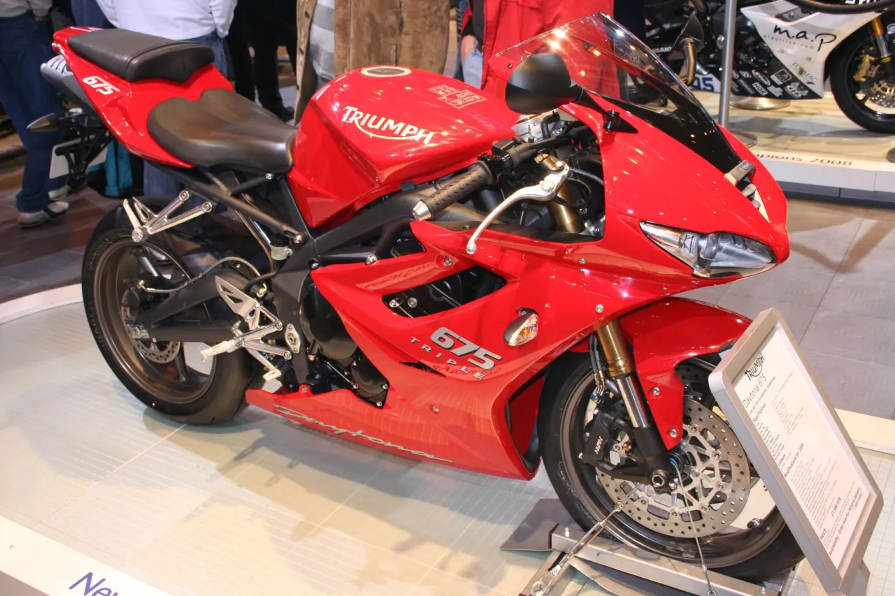 Triumph Daytona 675 uit 2009 geparkeerd