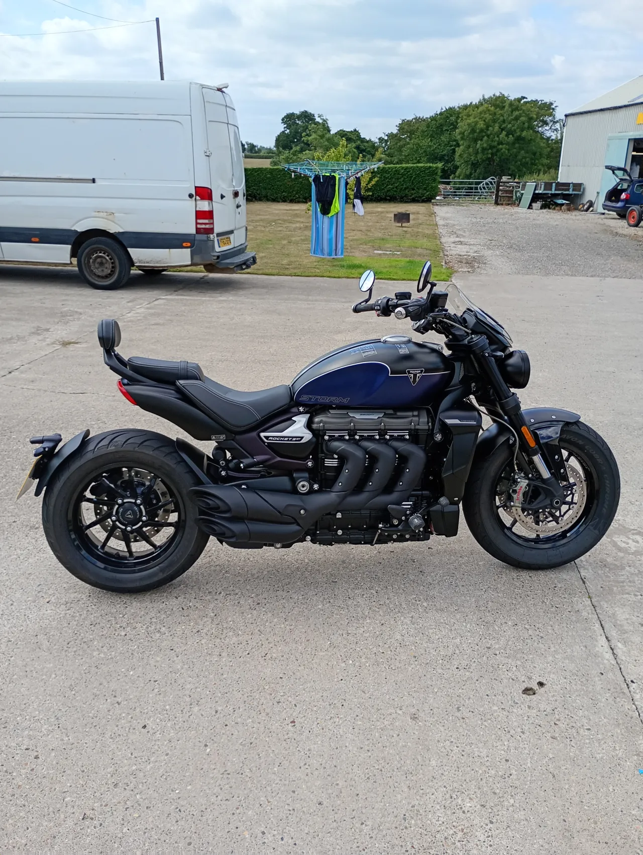 Triumph Rocket 3 GT mega-cruiser zijaanzicht
