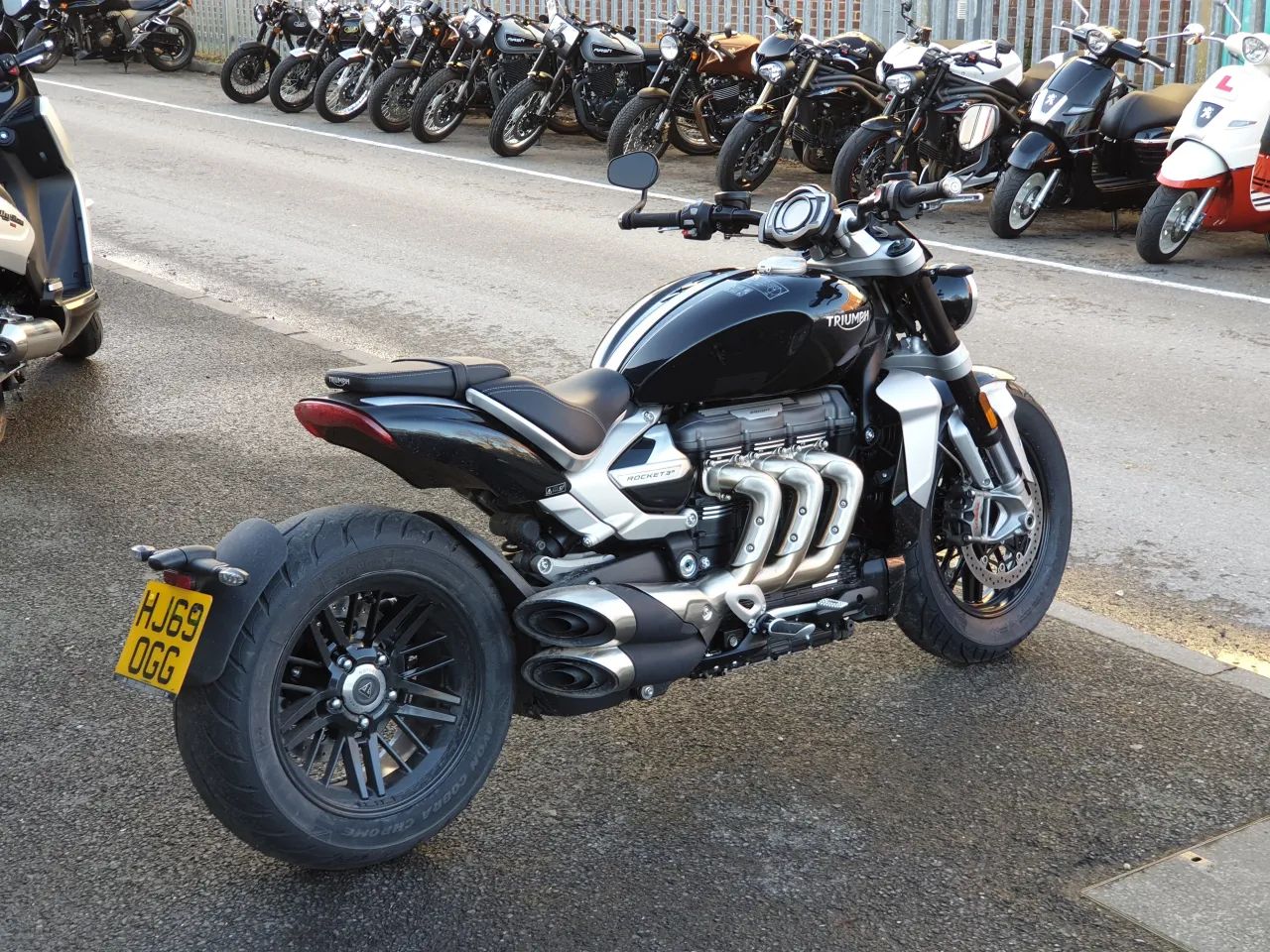 Triumph Rocket 3 R in zwart, zijaanzicht