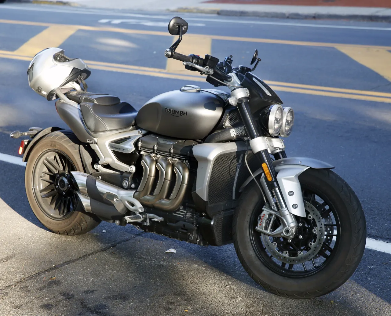 Triumph Rocket 3 R 2023 in Matte Silver Ice, vooraanzicht rechts