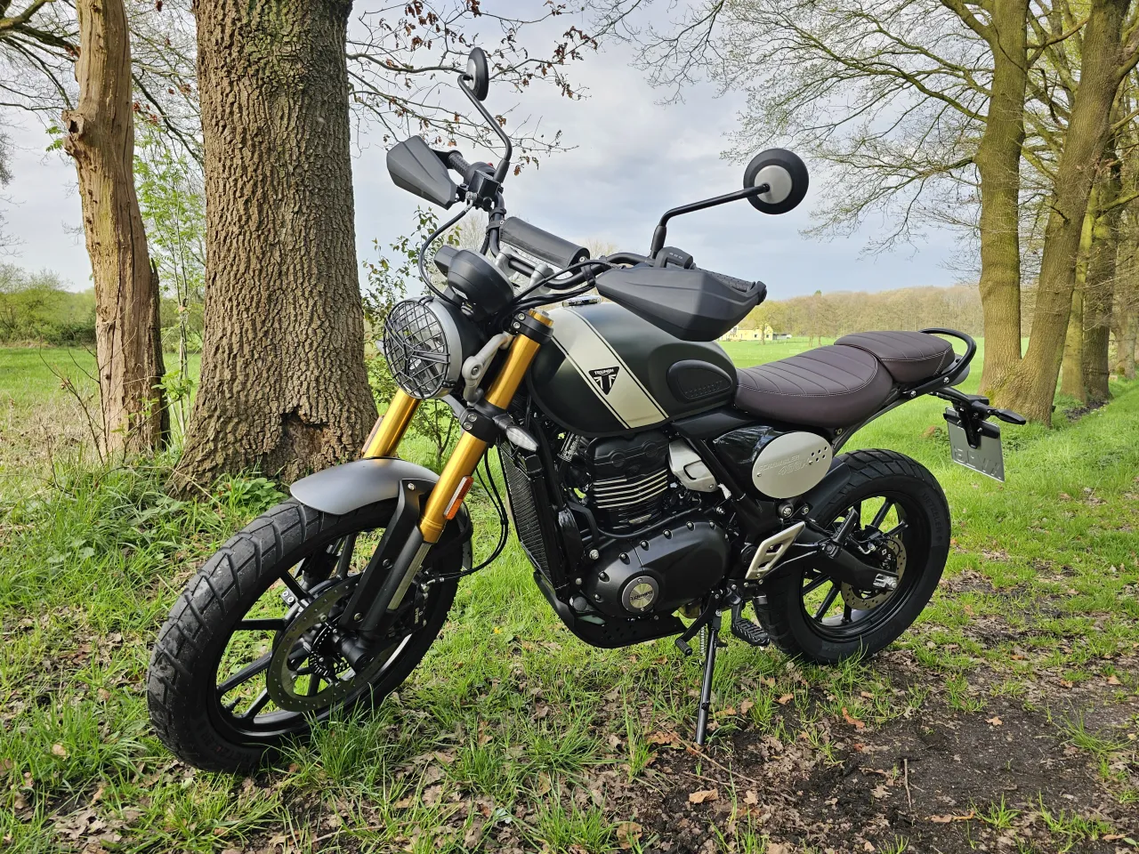 Triumph Scrambler 400 X front three-quarter view