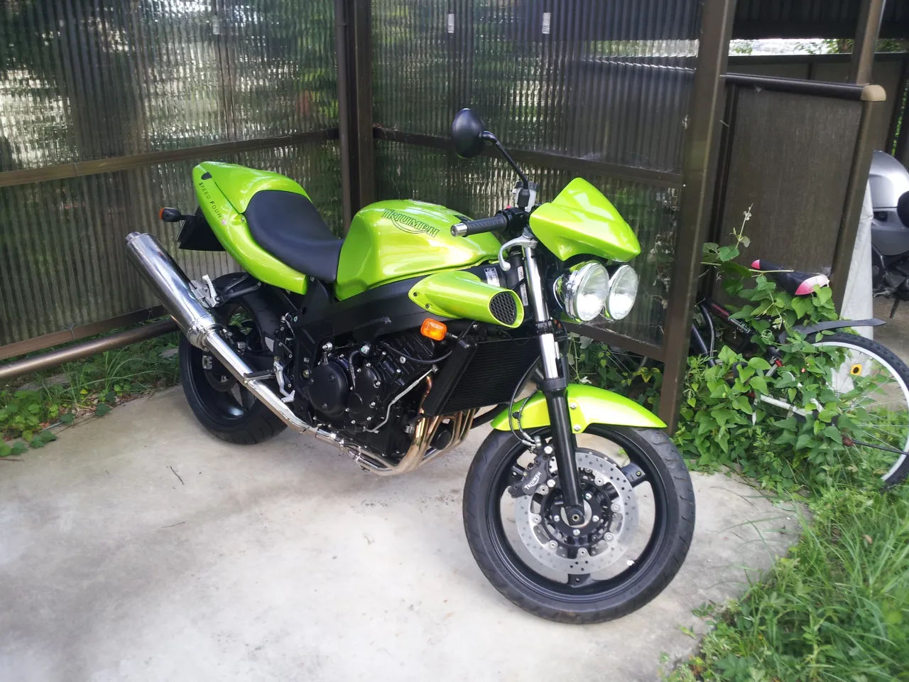 Triumph Speed Four geparkeerd