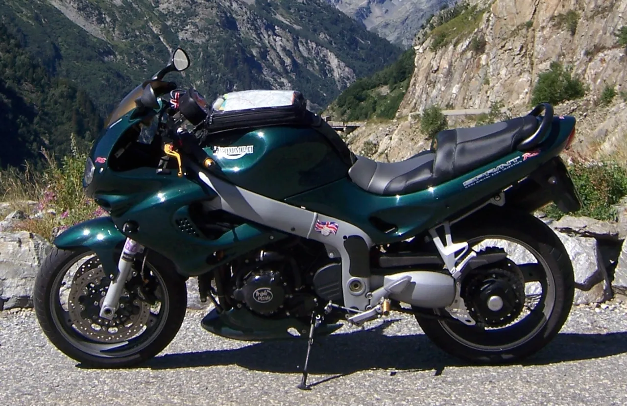 Triumph Sprint RS bouwjaar 2004 zijaanzicht