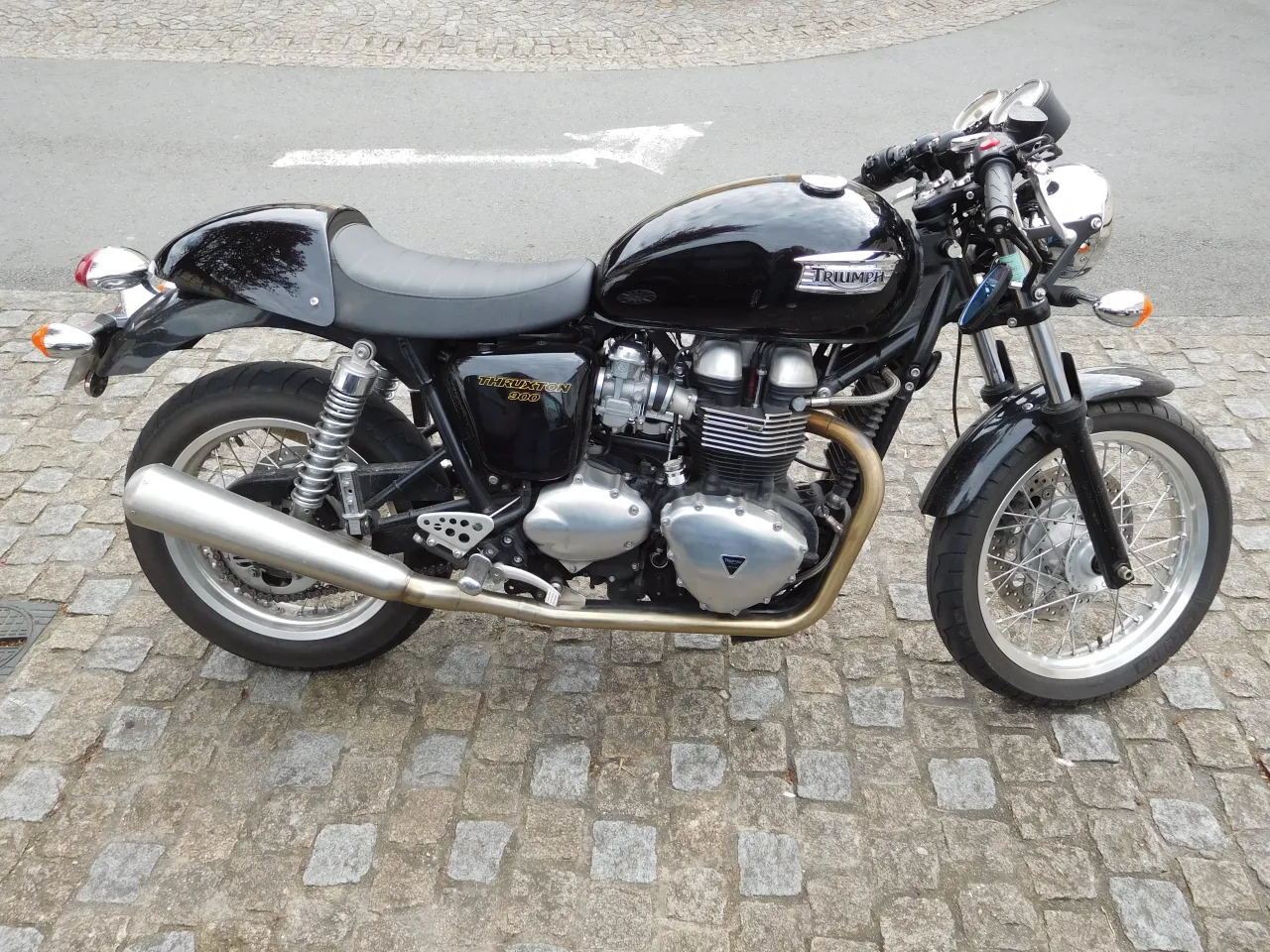 Triumph Thruxton 900 café racer rechter zijaanzicht