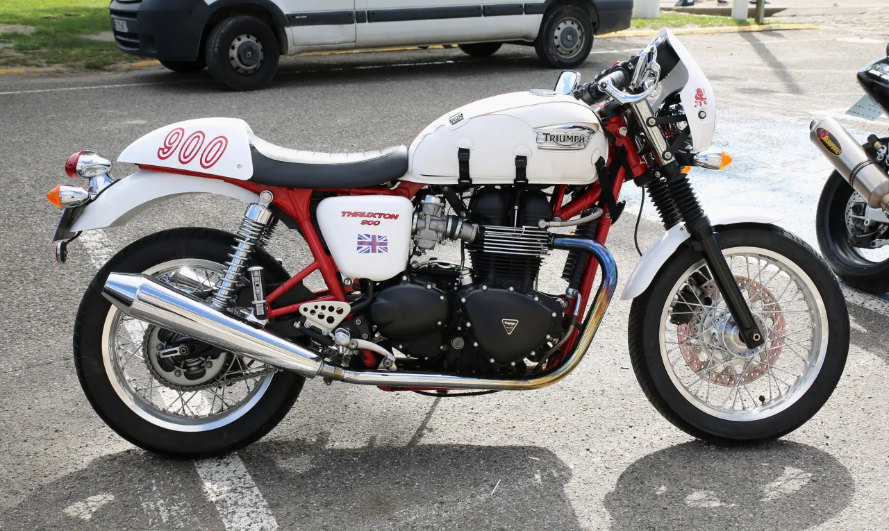 Triumph Thruxton 900 zijaanzicht