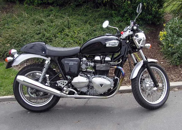 Triumph Thruxton 900 klassiek zijaanzicht