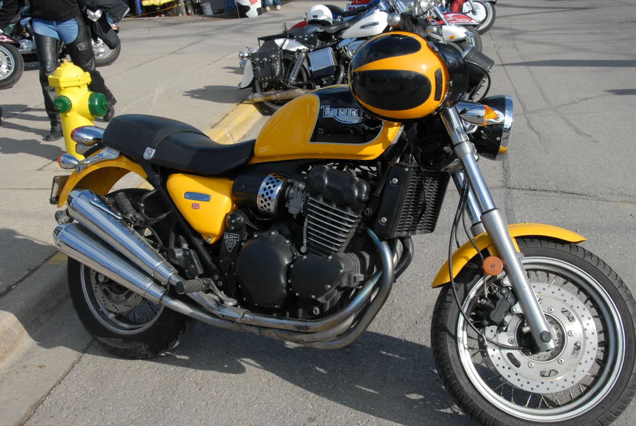 Triumph Thunderbird Sport retro nakedmotor zijaanzicht