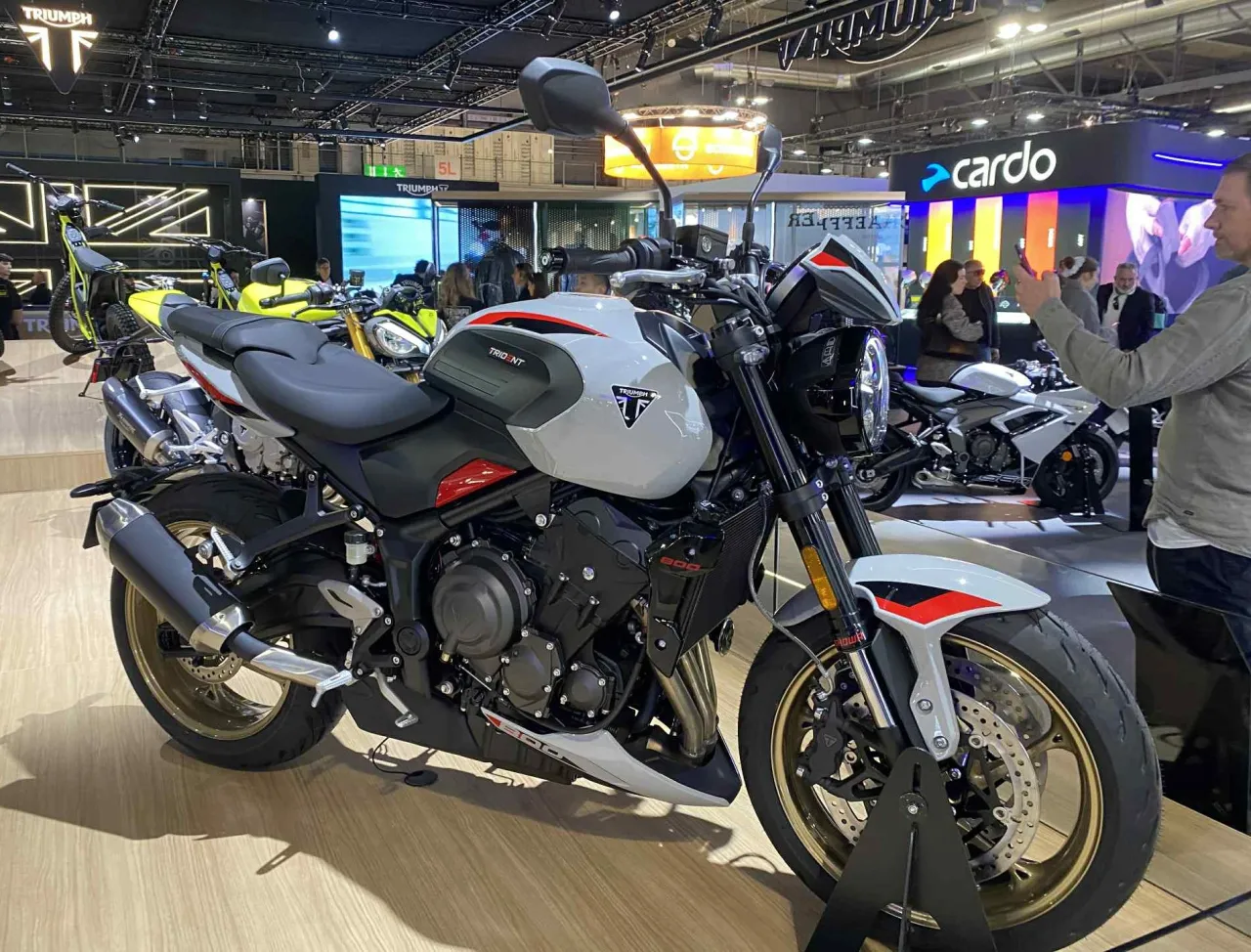 Triumph Trident 800 naked roadster zijaanzicht
