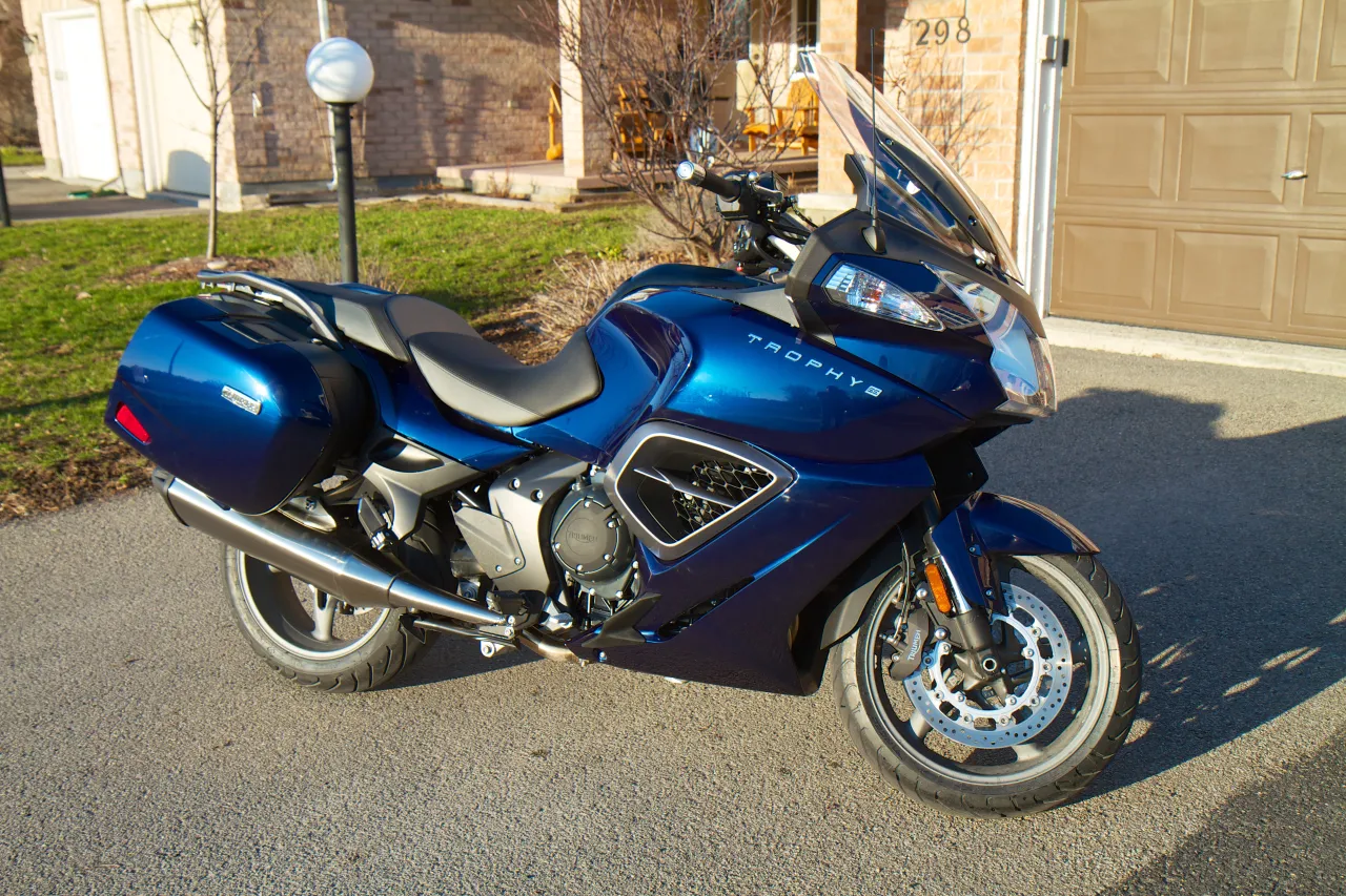 Triumph Trophy SE 2013 in Pacific Blue, volledig zijaanzicht