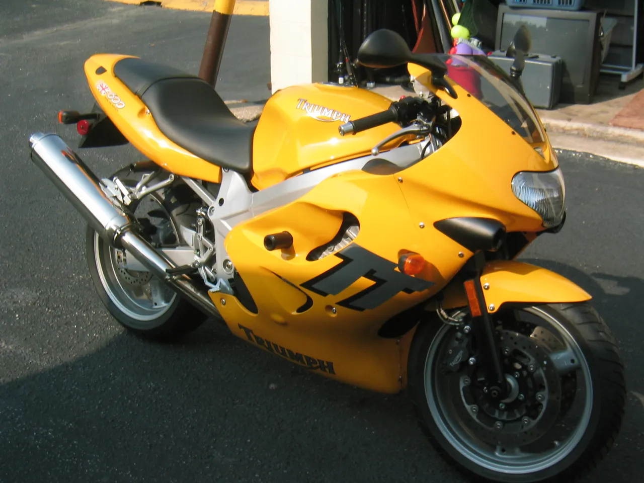 Triumph TT600 front right three-quarter view