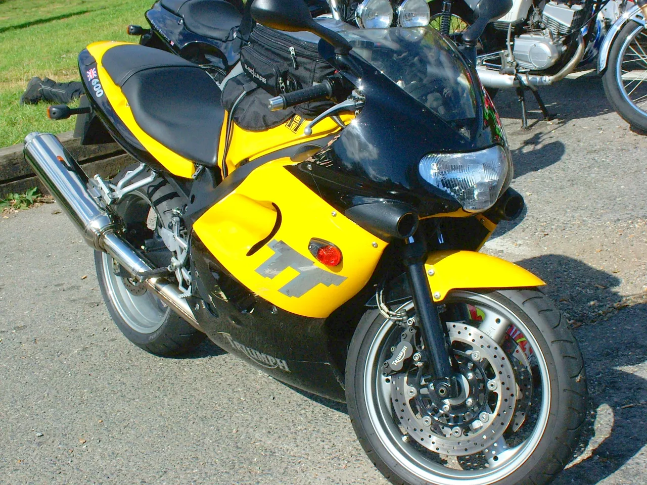 Triumph TT600 supersport side view