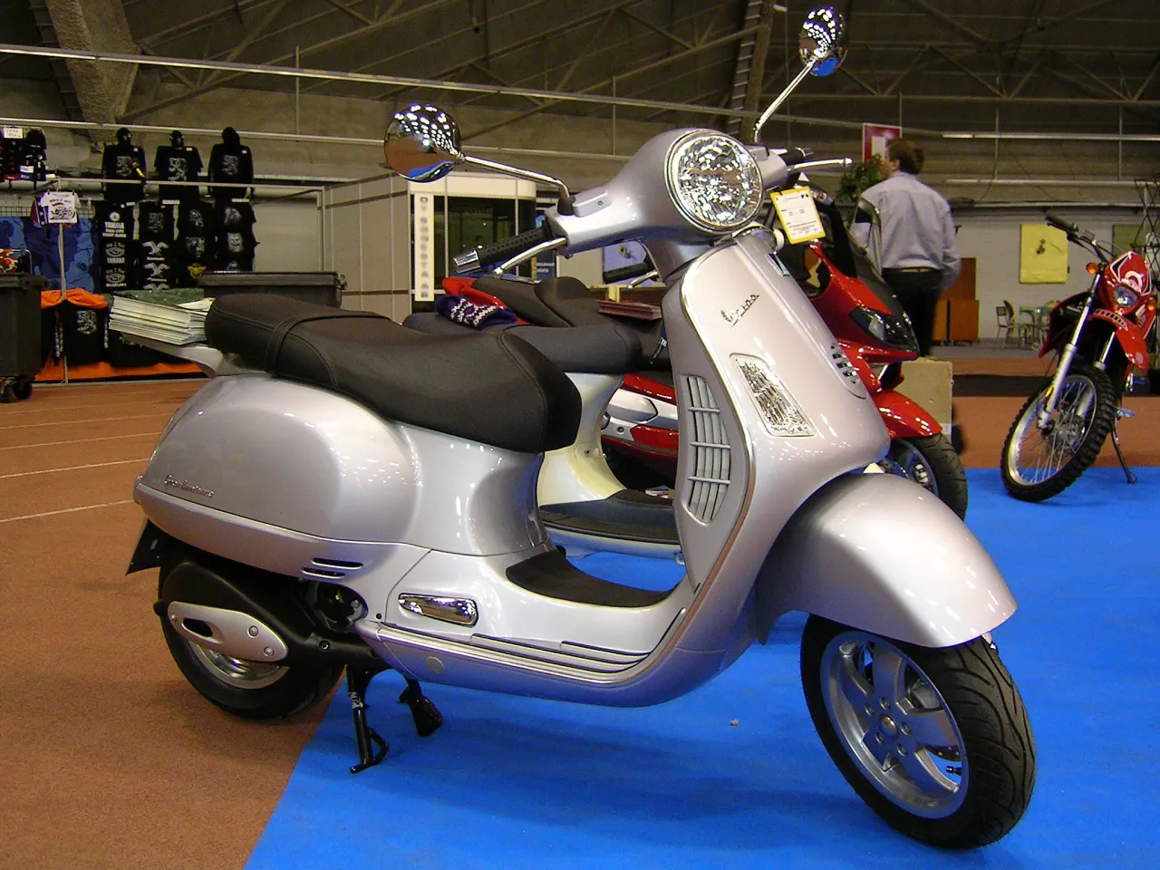 Vespa GT 200 Granturismo scooter side view